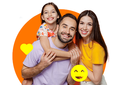 Familia abrazada y sonriente