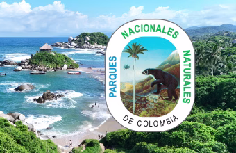 Paisaje costero de un parque nacional natural de Colombia, con playa, mar y vegetación, representando la protección y disfrute de la naturaleza.