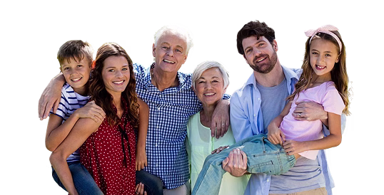 Hijo, madre, abuelo, abuela, padre e hija abrazados y sonriendo. Todos son asegurables bajo la poliza de Positiva compañia de seguros