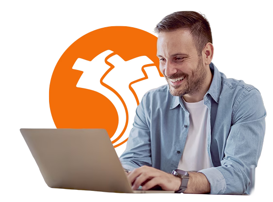 Hombre sonriente usando un computador portátil, con fondo gráfico naranja corporativo.