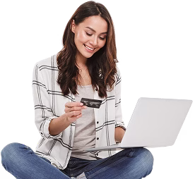 Mujer feliz realizando el pago de su seguro en la plataforma de Wompi