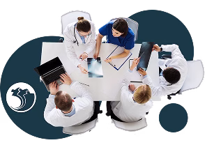 Equipo médico revisando radiografías para diagnóstico en medicina laboral